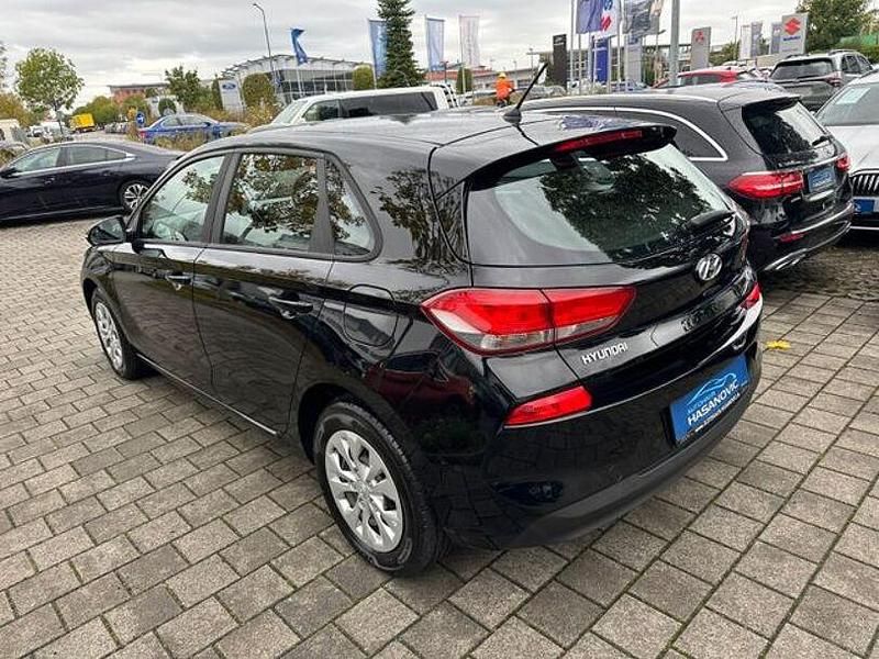 Gebraucht Hyundai i30 Select 95 PS (69 kW) 2019 Schwarz Limousine