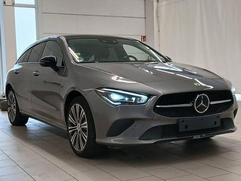 Grau Gebraucht 2021 Mercedes CLA250e Shooting Brake Night Kombi | 24.750 € (Guter Preis) - Bild 1/4