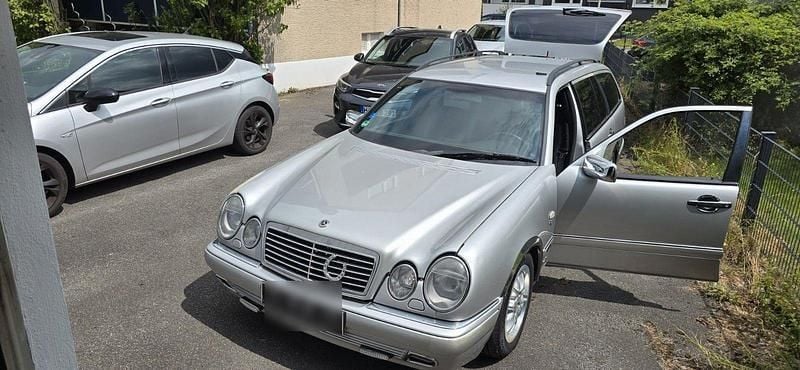Grau Gebraucht 1998 Mercedes E240 Avantgarde Kombi | 4.600 € (Etwas zu teuer) - Bild 1/4