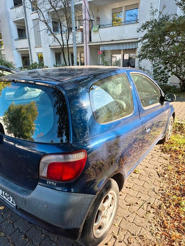 Blau Gebraucht 2002 Toyota Yaris Kleinwagen | 1.000 € (Fairer Preis) - Bild 1/4