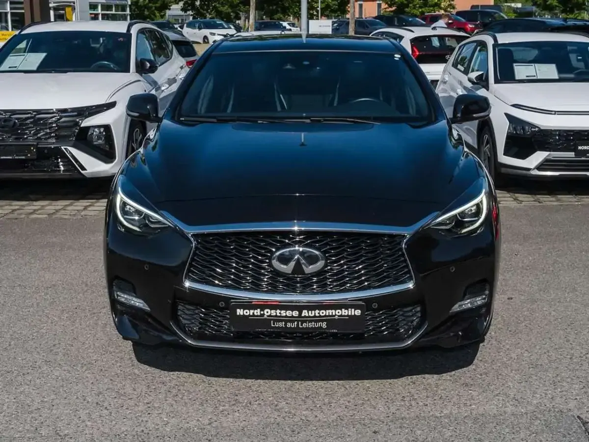Gebraucht Infiniti Q30 Sport Tech 211 PS (155 kW) 2019 Schwarz metallic Limousine