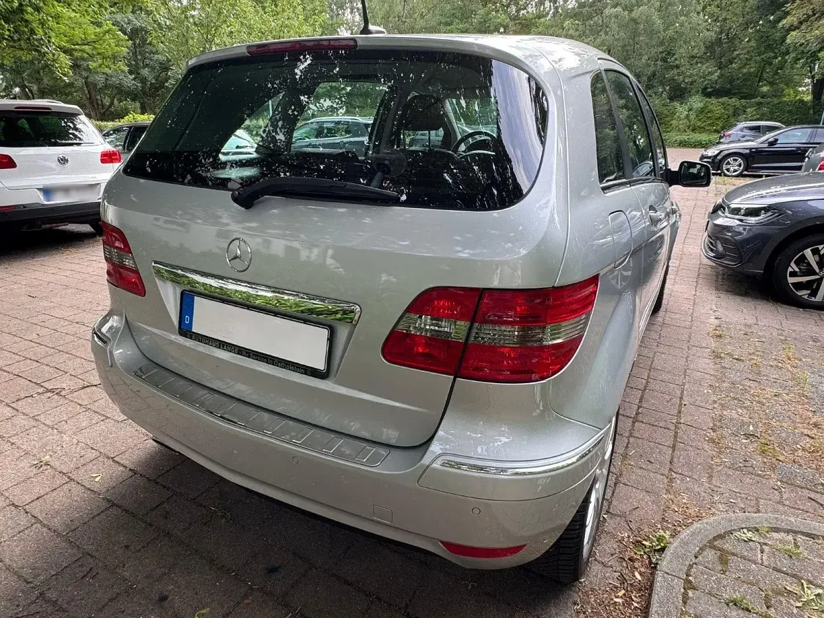 Gebraucht Mercedes B180 116 PS (85 kW) 2010 Silber Van / Kleinbus