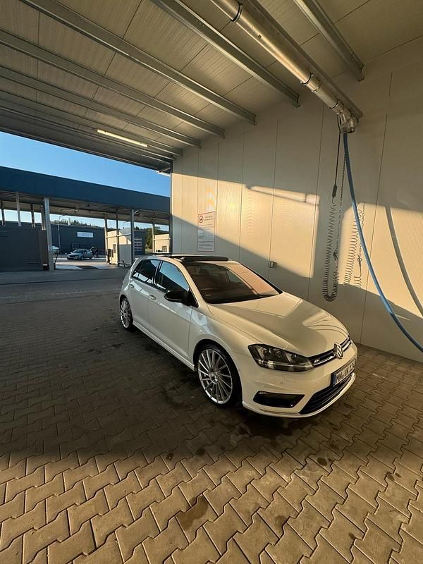 Weiß Gebraucht 2014 VW Golf VII Edition Limousine | 13.500 € (Teuer) - Bild 1/4
