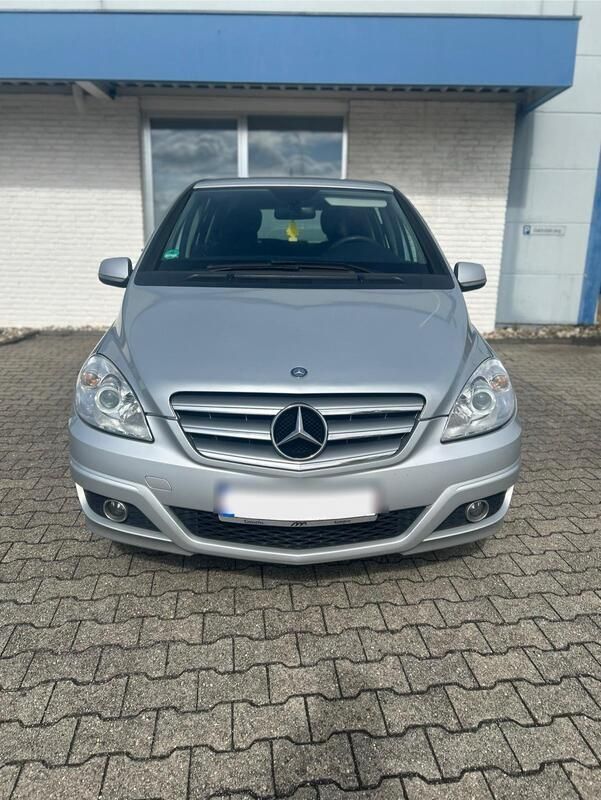 Silber Gebraucht 2010 Mercedes B180 Van / Kleinbus | 3.500 € (Fairer Preis) - Bild 1/4