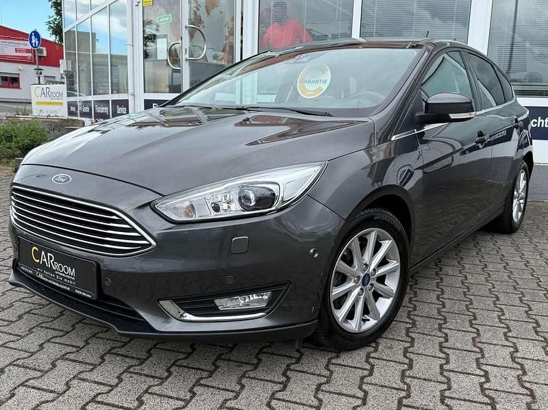 Magneticgrau (metallic) Gebraucht 2018 Ford Focus Titanium Limousine | 12.490 € (Superpreis) - Bild 1/4