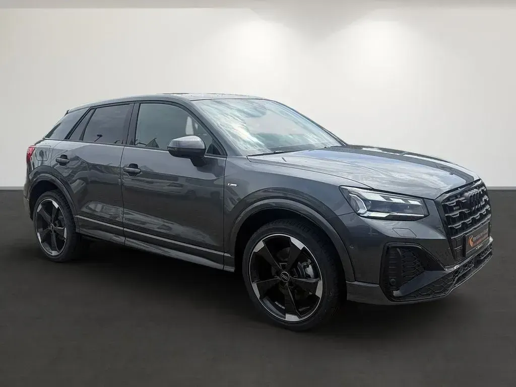 Neu Audi Q2 Competition 150 PS (110 kW) 2025 (daytonagrau perleffekt) SUV
