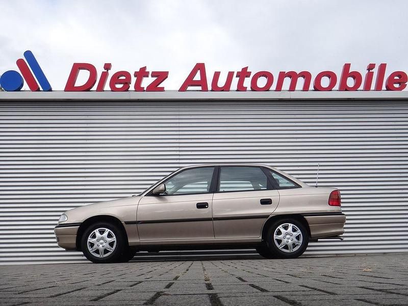 Beige Gebraucht 1996 Opel Astra Limousine | 3.999 € (Teuer) - Bild 1/4