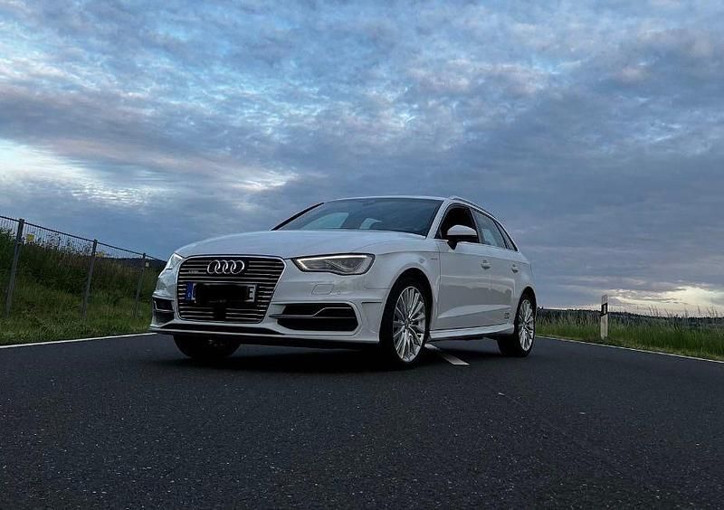 Weiß Gebraucht 2016 Audi A3 Sportback e-tron Sport Kleinwagen | 22.999 € - Bild 1/4