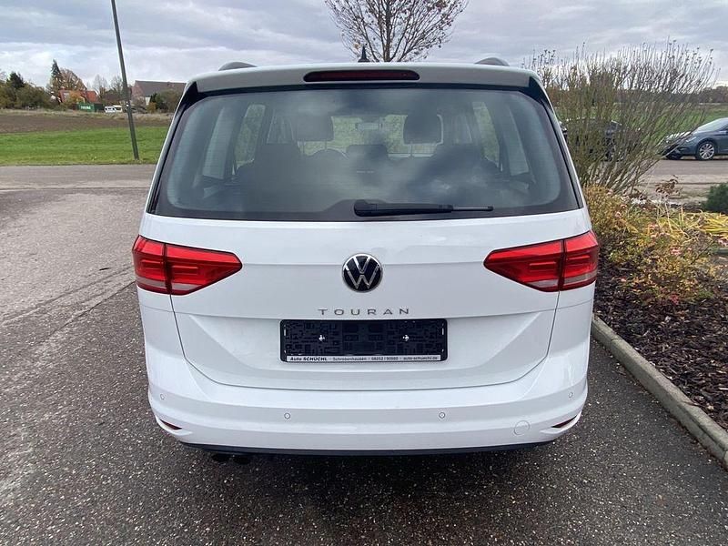 Gebraucht VW Touran Comfortline 150 PS (110 kW) 2022 Weiß Van / Kleinbus