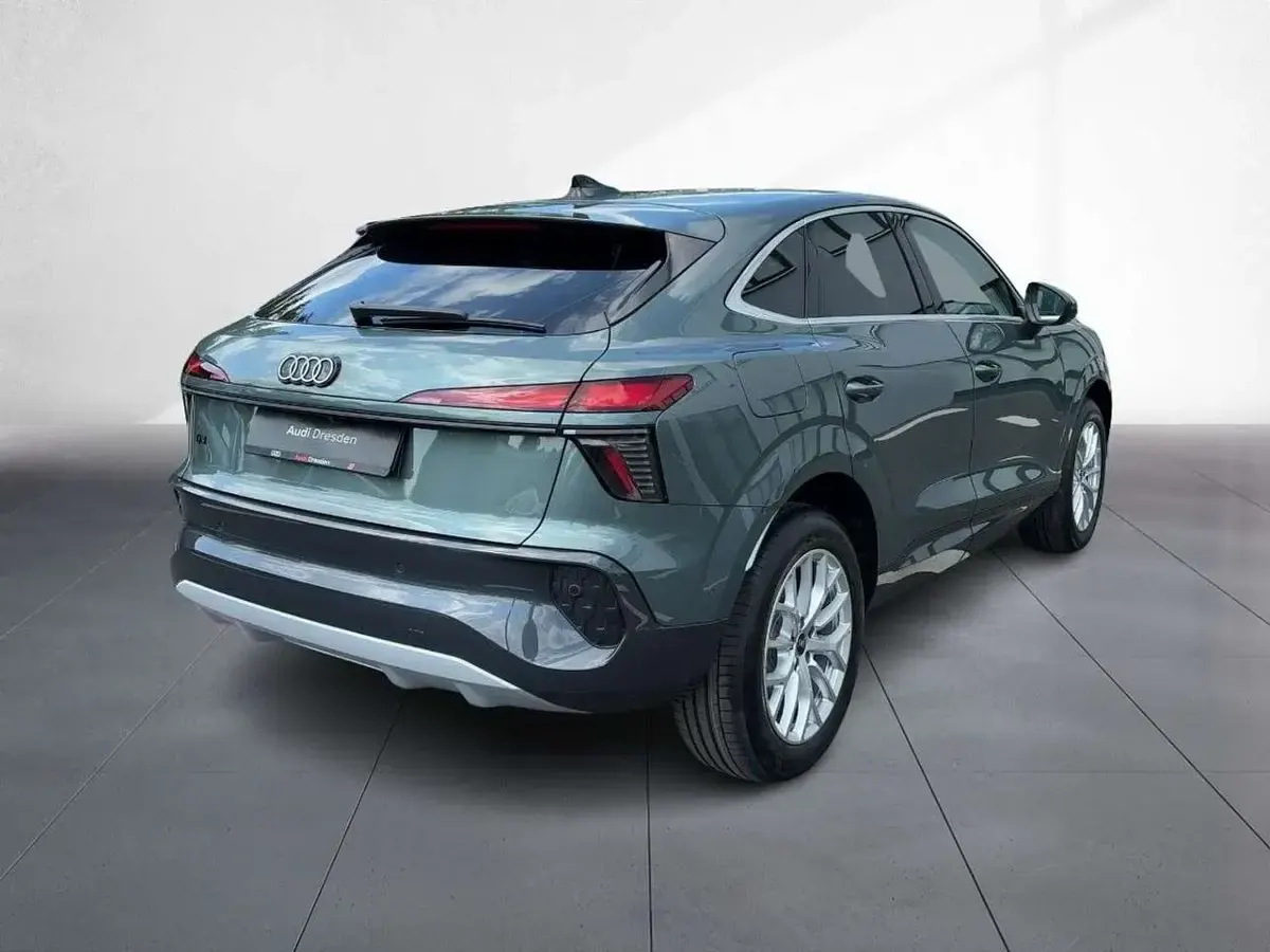 Neu Audi Q3 150 PS (110 kW) 2026 Salbeigrün metallic SUV