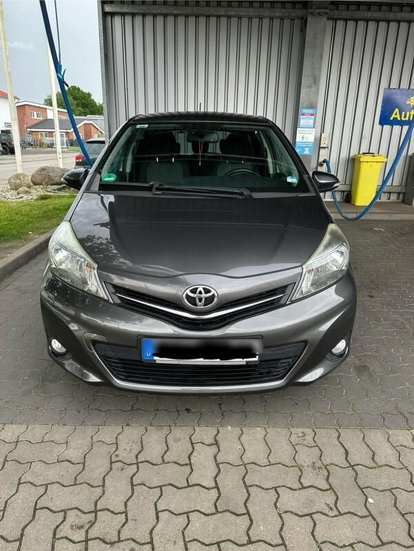 Grau Gebraucht 2014 Toyota Yaris Kleinwagen | 6.200 € (Fairer Preis) - Bild 1/4