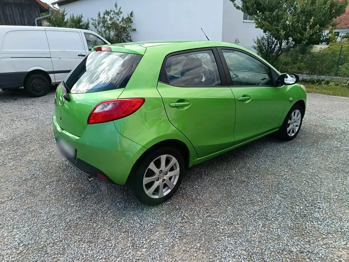 Gebraucht Mazda 2 75 PS (55 kW) 2011 Grün Kleinwagen