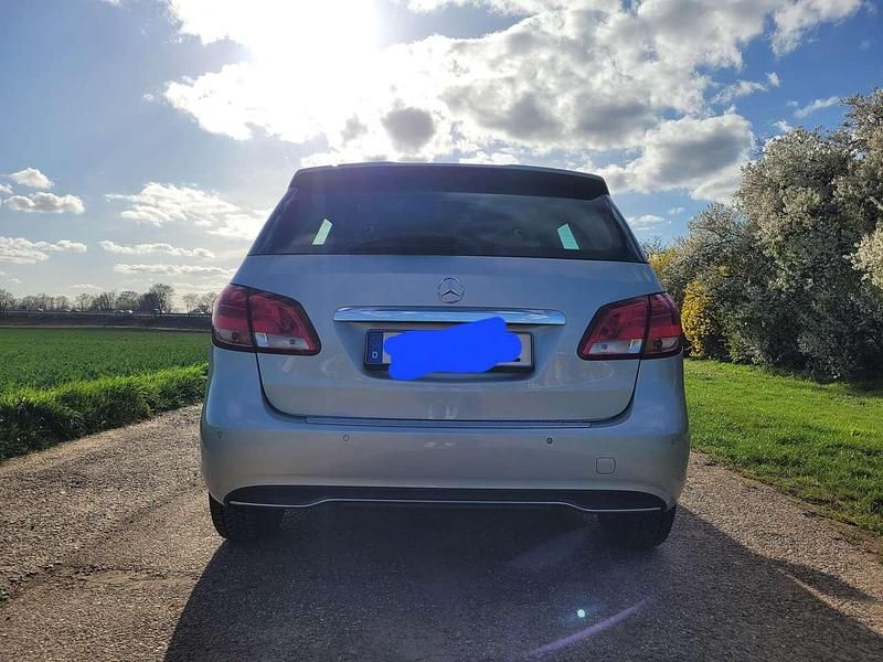 Gebraucht Mercedes B180 109 PS (80 kW) 2015 Silber Van / Kleinbus