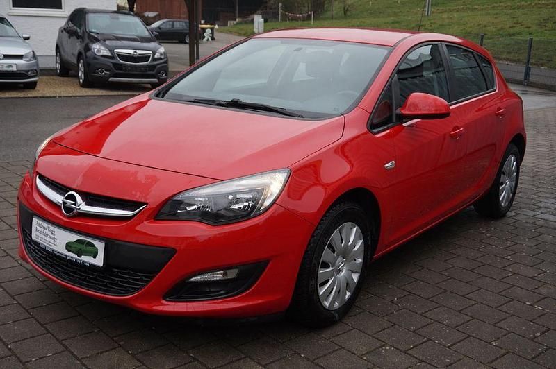 Gebraucht Opel Astra Selection 116 PS (85 kW) 2015 Rot Limousine