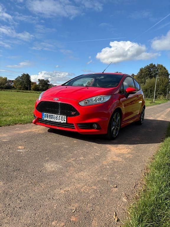 Rot Gebraucht 2015 Ford Fiesta Sport Kleinwagen | 4.900 € (Superpreis) - Bild 1/4