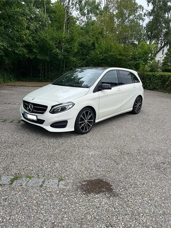 Weiß Gebraucht 2014 Mercedes B200 Night Van / Kleinbus | 12.700 € (Etwas zu teuer) - Bild 1/4