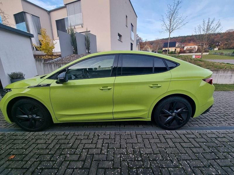 Grün Gebraucht 2024 Skoda Enyaq iV RS SUV | 40.499 € (Superpreis) - Bild 1/4