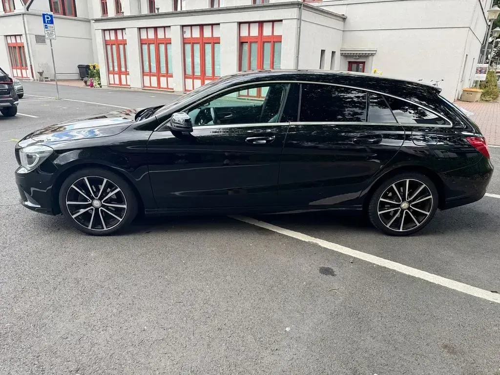 Gebraucht Mercedes CLA180 Shooting Brake 122 PS (89 kW) 2015 Schwarz Kombi