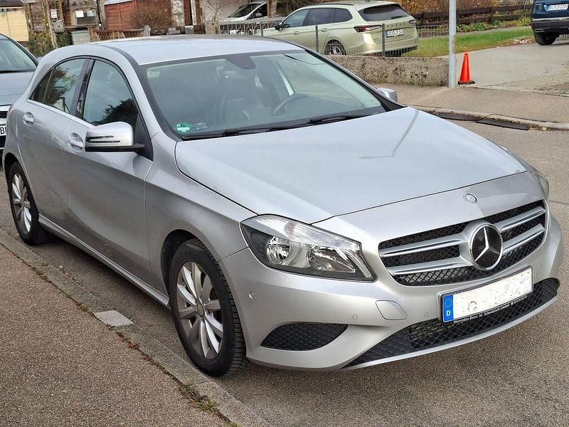 Gebraucht Mercedes A180 Style 122 PS (89 kW) 2013 Silber Limousine