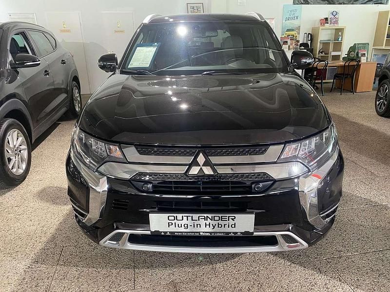 Rubinschwarz (m) Gebraucht 2019 Mitsubishi Outlander P-HEV Edition SUV | 15.490 € (Fairer Preis) - Bild 1/4