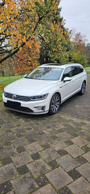 Weiß Gebraucht 2017 VW Passat GTE Kombi | 17.995 € (Fairer Preis) - Bild 1/4