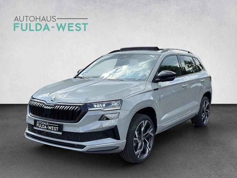 Stahlgrau Neu 2025 Skoda Karoq SportLine SUV | 39.440 € (Etwas zu teuer) - Bild 1/4