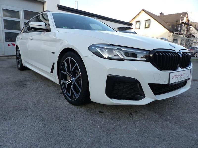 Weiß Gebraucht 2022 BMW 530e M Sport Limousine | 34.950 € (Fairer Preis) - Bild 1/4