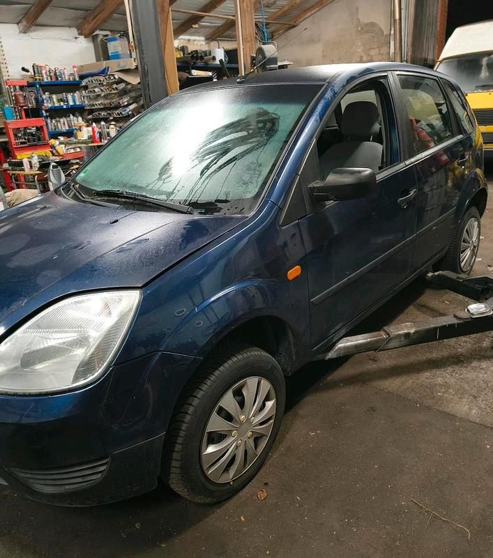 Blau Gebraucht 2003 Ford Fiesta Limousine | 600 € (Guter Preis) - Bild 1/4