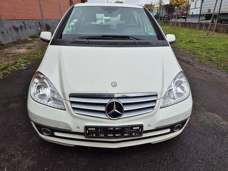 Weiß Gebraucht 2012 Mercedes A180 Style Limousine | 3.650 € - Bild 1/4