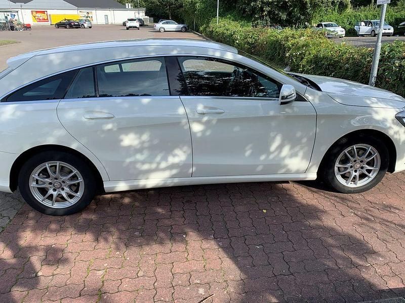Gebraucht Mercedes CLA180 Shooting Brake 109 PS (80 kW) 2016 Weiß Kombi