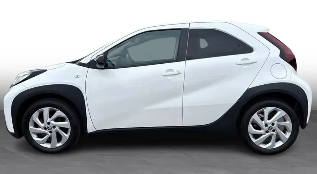 Gebraucht Toyota Aygo X Active 72 PS (52 kW) 2024 Schneeweiß 040 SUV