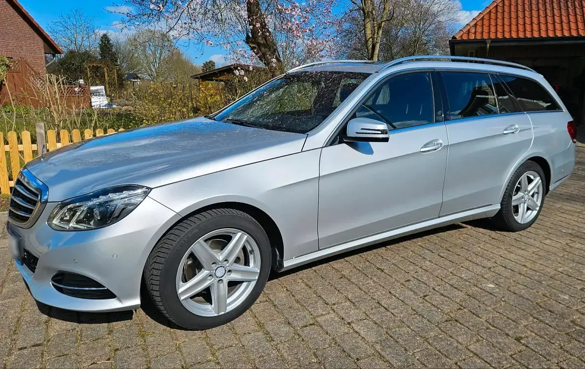 Usado Mercedes E220 Elegance 170 CV (125 kW) 2014 Plateado Familiar