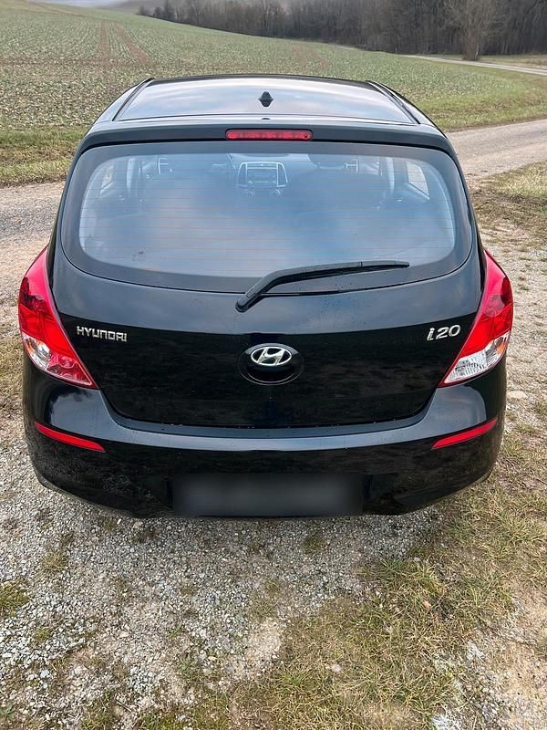 Gebraucht Hyundai i20 85 PS (62 kW) 2014 Schwarz Kleinwagen