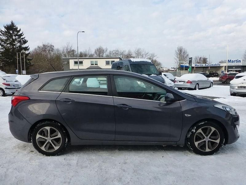 Gebraucht Hyundai i30 Trend 101 PS (74 kW) 2016 Grau Kombi