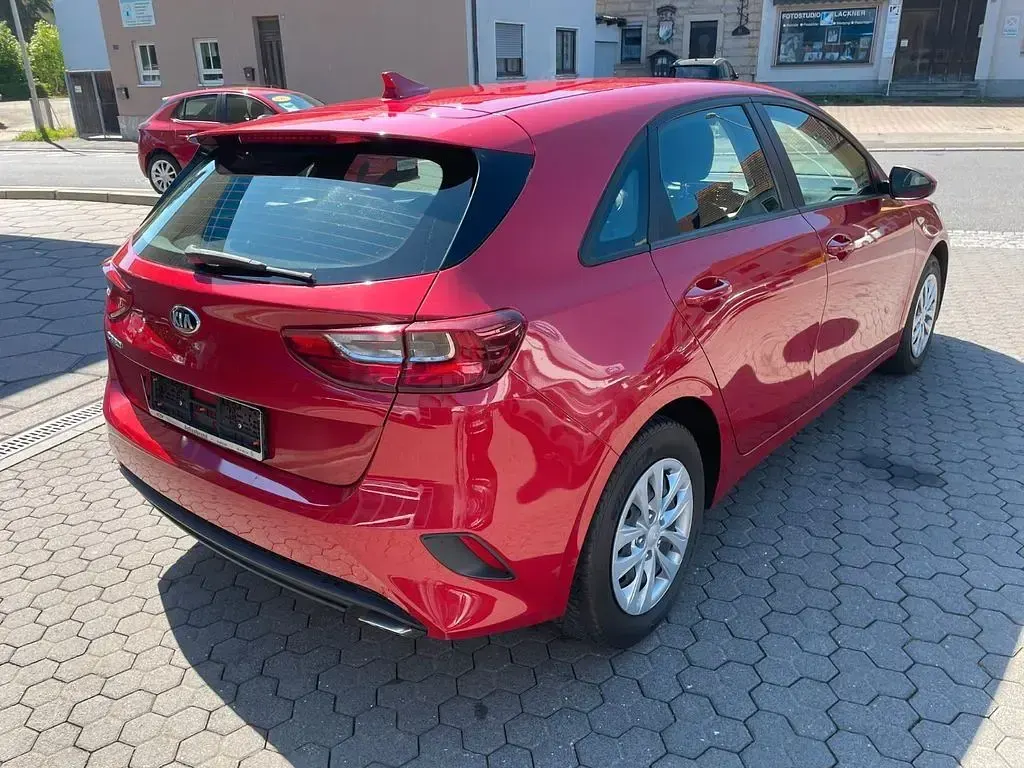 Używany Kia Ceed Attract 101 KM (74 kW) 2021 Czerwony Hatchback