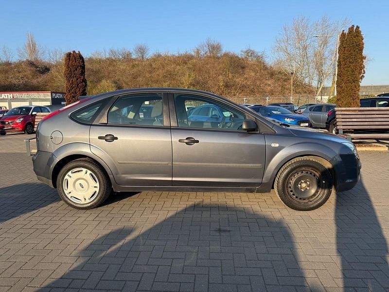 Gebraucht Ford Focus Trend 101 PS (74 kW) 2005 Grau Kleinwagen