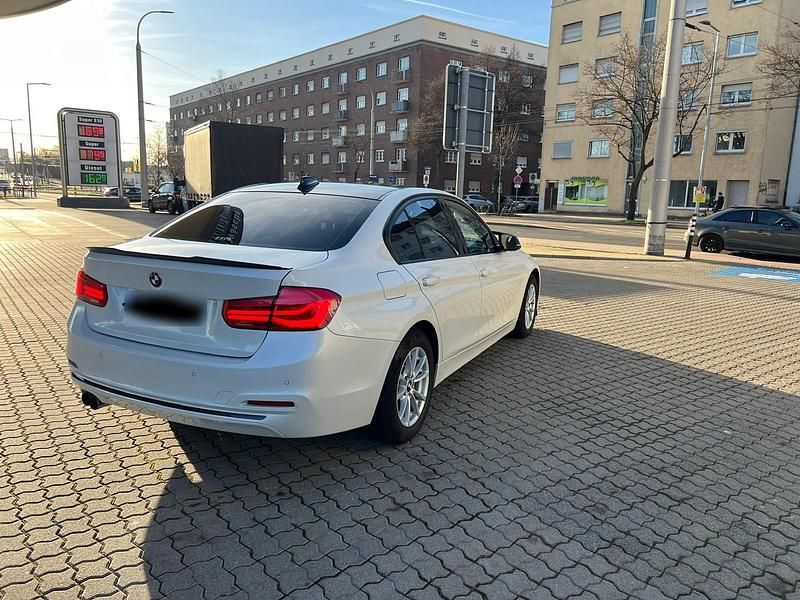 Gebraucht BMW 320 184 PS (135 kW) 2017 Weiß Limousine