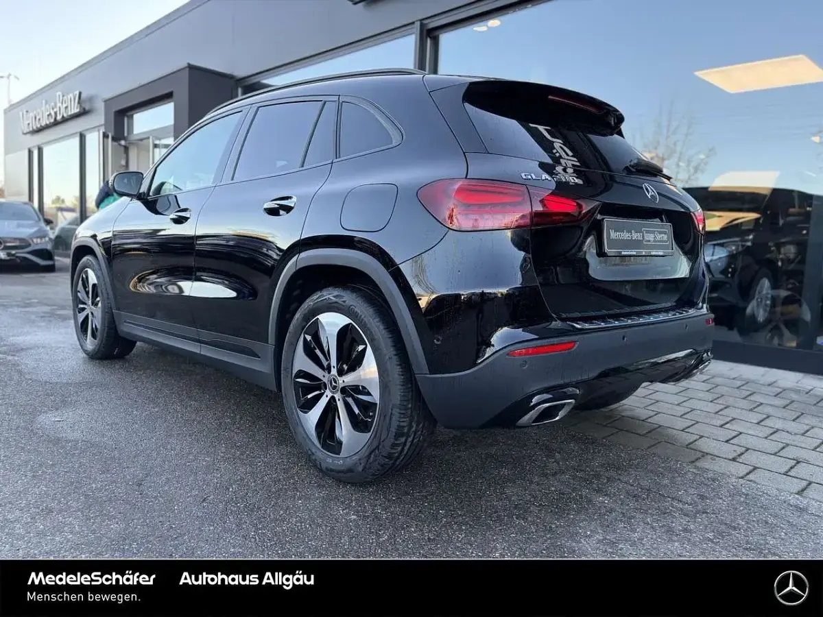 Second-hand Mercedes GLA200 Progressive 163 CP (119 kW) 2026 Negru SUV
