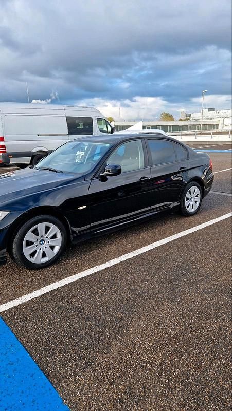 Schwarz Gebraucht 2011 BMW 320 Lifestyle Limousine | 6.250 € (Fairer Preis) - Bild 1/4