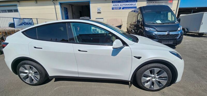 Weiß Gebraucht 2022 Tesla Model Y Long Range SUV | 33.077 € (Guter Preis) - Bild 1/4