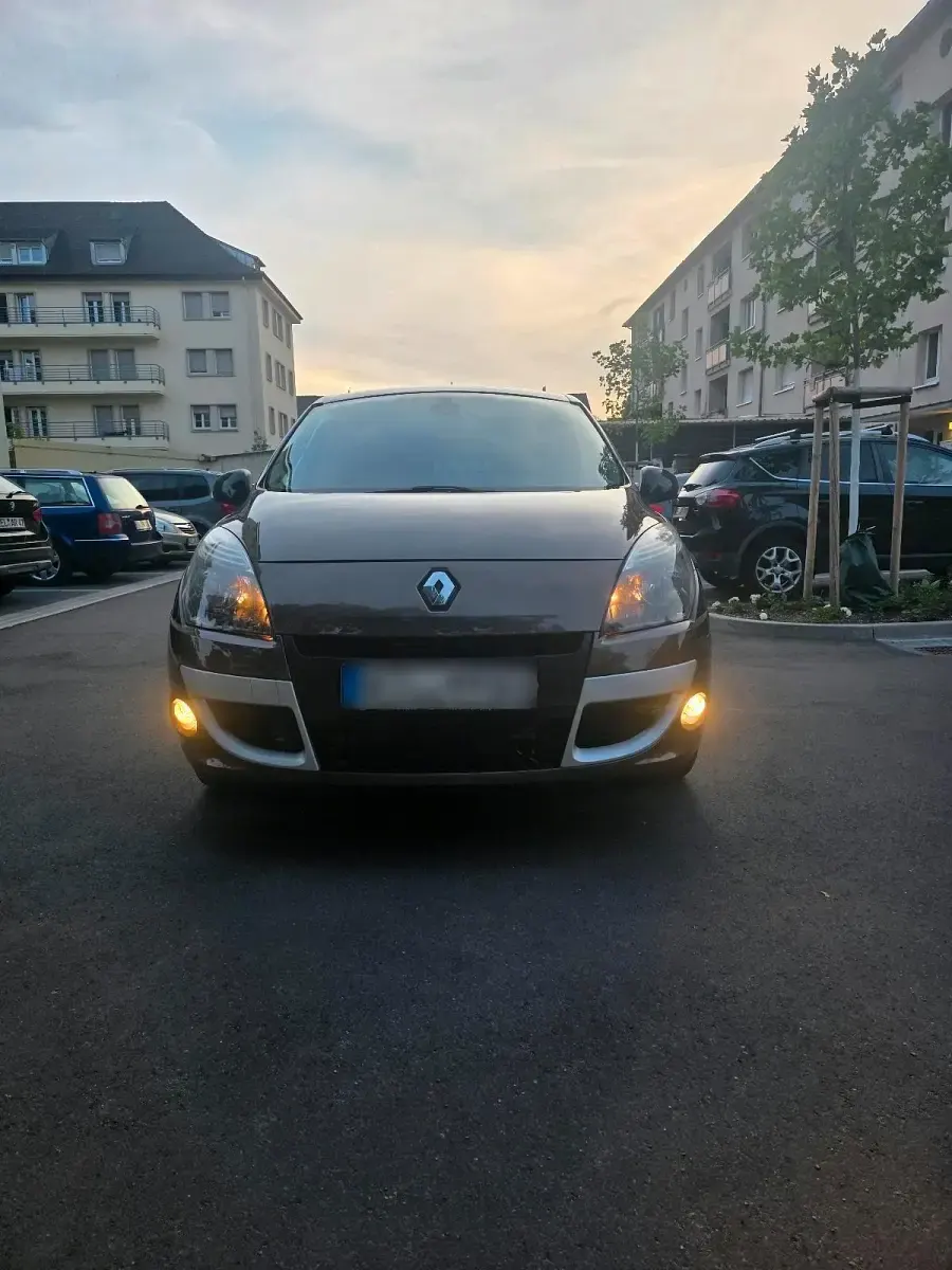 Gebraucht Renault Grand Scénic III 140 PS (102 kW) 2011 Braun Van / Kleinbus