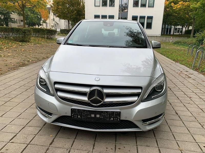 Silber Gebraucht 2012 Mercedes B180 Van / Kleinbus | 8.799 € (Fairer Preis) - Bild 1/4