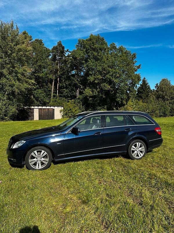 Gebraucht Mercedes E350 265 PS (194 kW) 2011 Blau Limousine