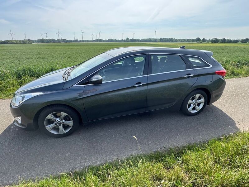 Grau Gebraucht 2014 Hyundai i40 Kombi | 5.499 € (Fairer Preis) - Bild 1/4
