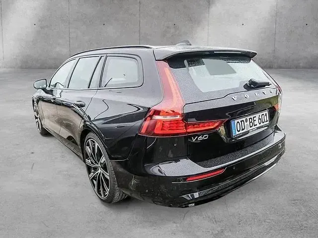 Gebraucht Volvo V60 Plus 197 PS (144 kW) 2025 Schwarz Kombi