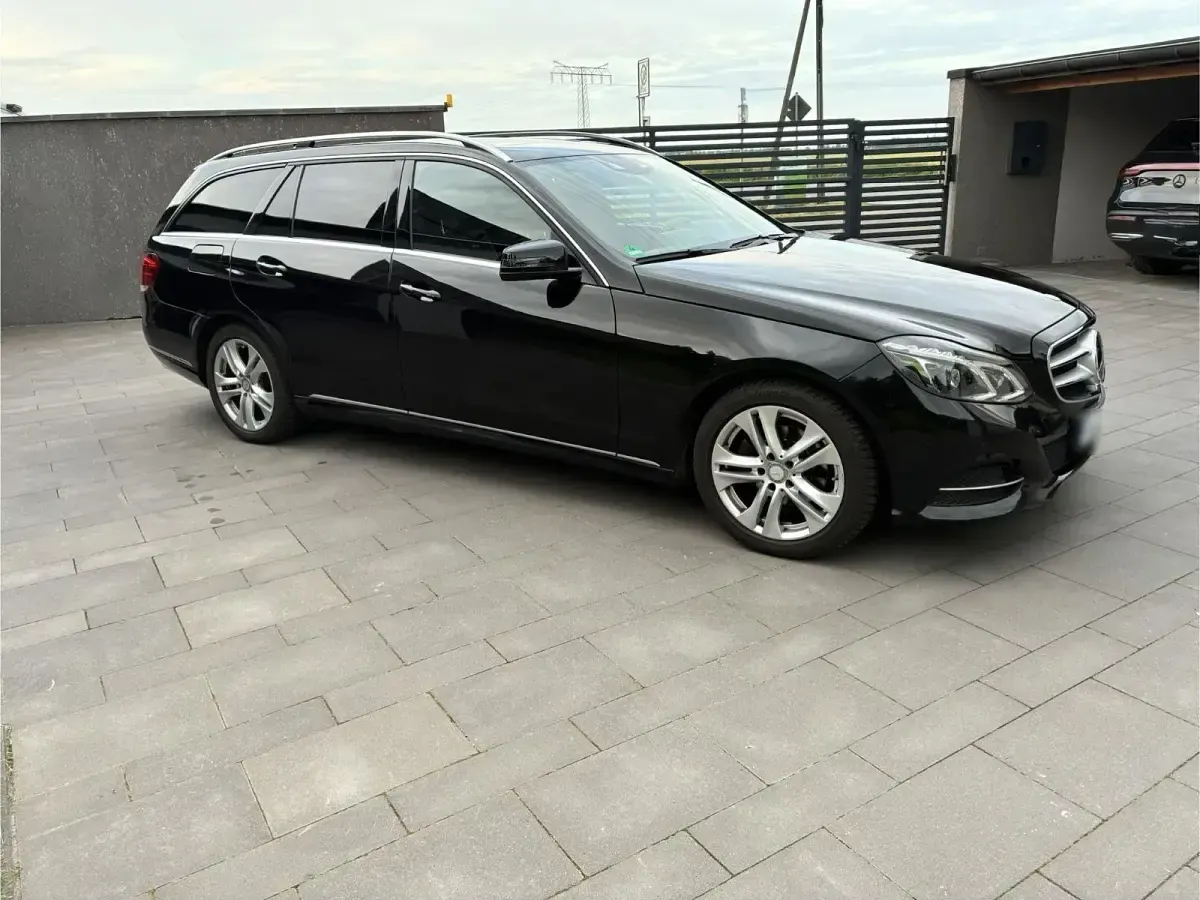 Gebraucht Mercedes E220 170 PS (125 kW) 2016 Schwarz Limousine