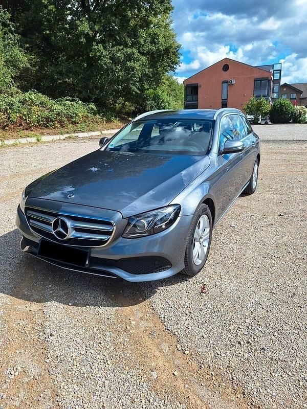 Grau Gebraucht 2018 Mercedes E220 Kombi | 24.200 € (Guter Preis) - Bild 1/4