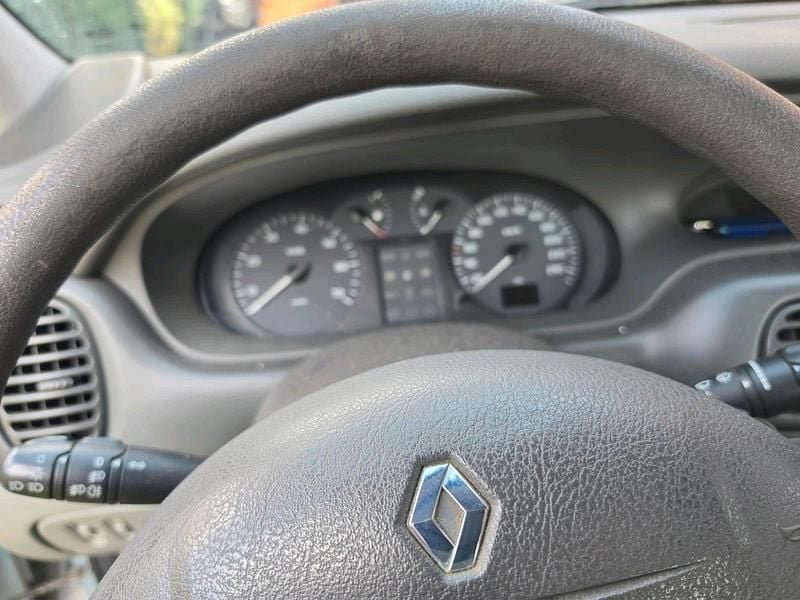 Gebraucht Renault Clio 105 PS (77 kW) 2002 Silber Van / Kleinbus