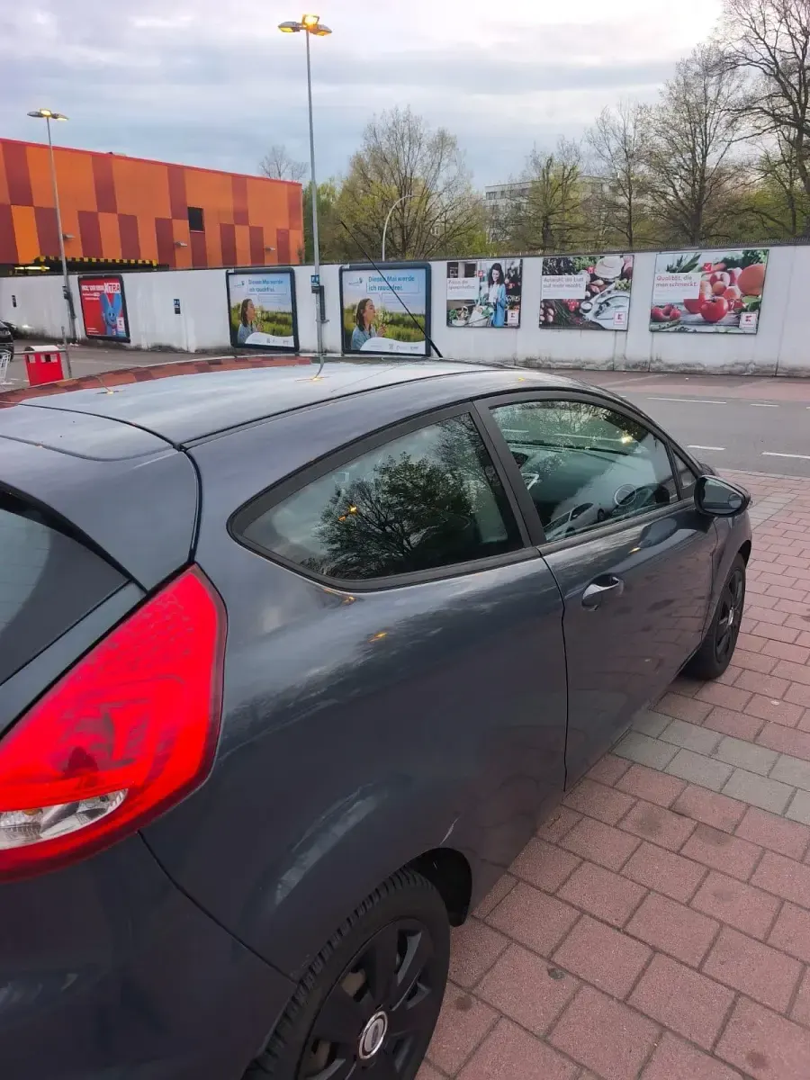 Gebraucht Ford Fiesta 60 PS (44 kW) 2011 Grau Kleinwagen
