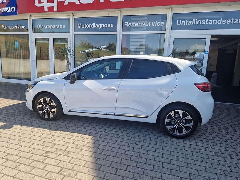 Gebraucht Renault Clio V SE 67 PS (49 kW) 2023 Weiß Limousine